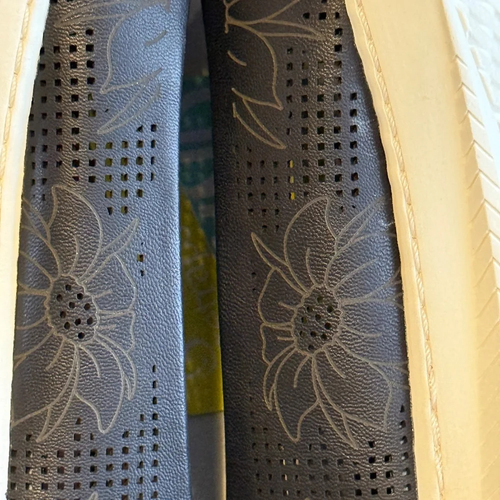 Beartrap "Nadra" slip ons size 8M - Picture 11 of 12